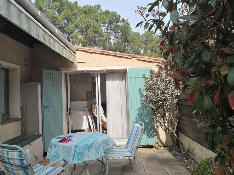 Façade du pavillon mitoyen avec terrasse