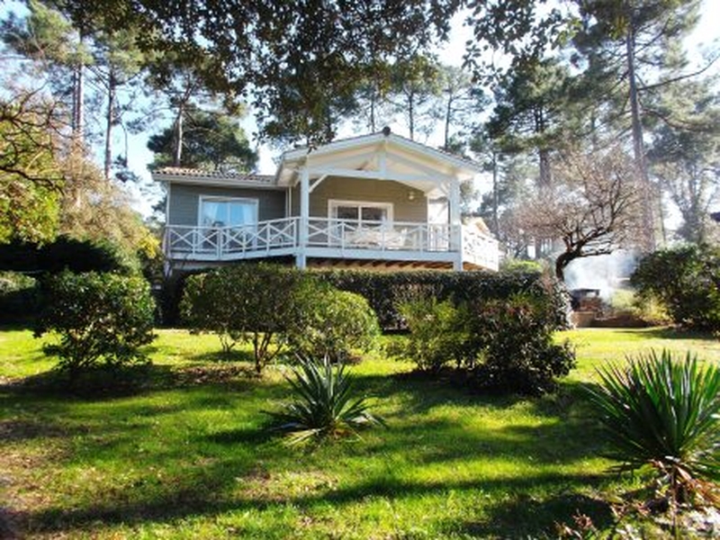 Vente Villa Lacanau-Océan sur le domaine du Golf de l'Ardilouse. Très belle villa d'architecte vendue meublée avec un terrain de 1 020 m².