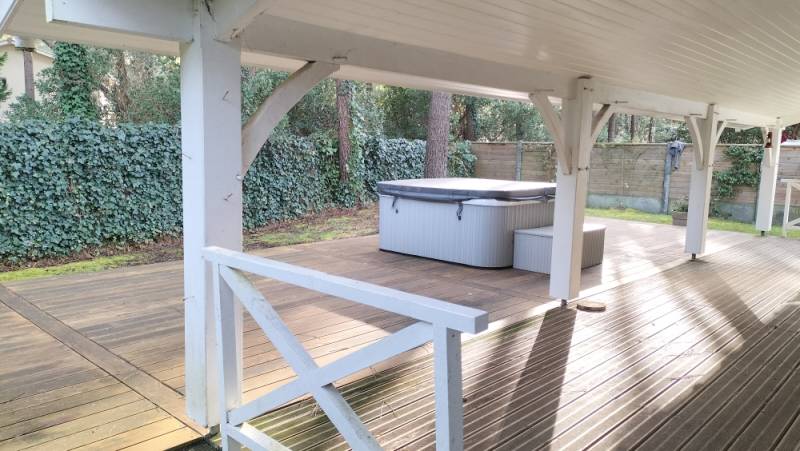 maison individuelle avec jacuzzi et terrasse