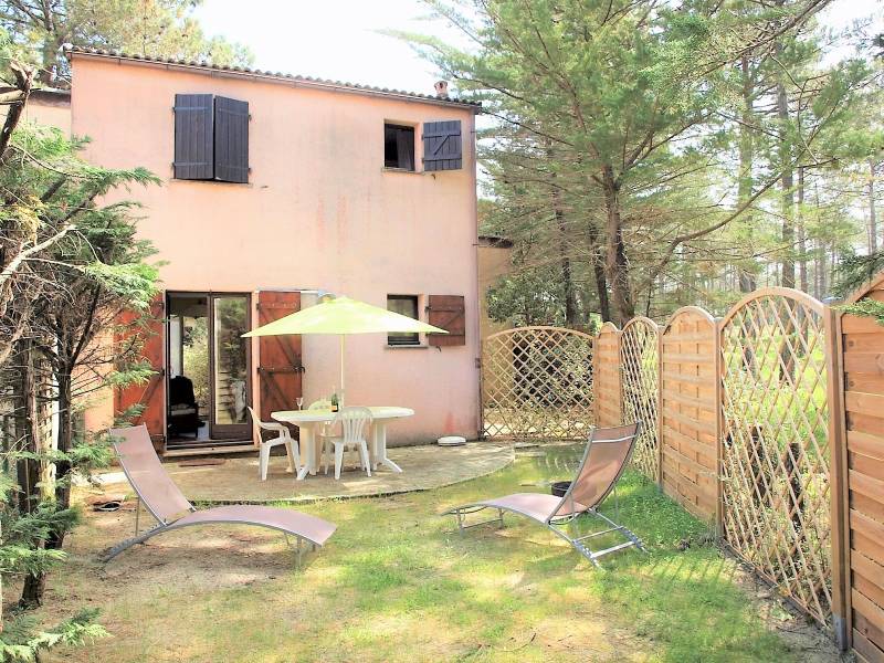 Agréable pavillon mitoyen dans la pinède