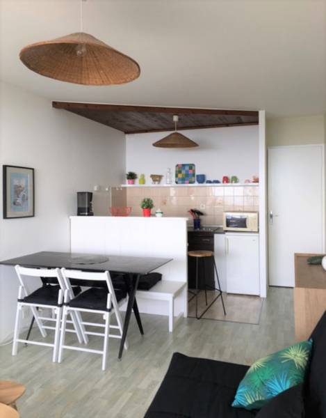Séjour avec coin repas et kitchenette