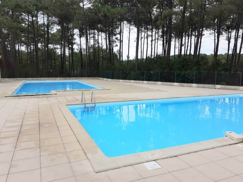 Agréable pavillon mitoyen à louer dans résidence avec piscine à Lacanau-Océan