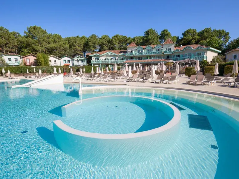 A louer pavillon avec piscine collective chauffée à Lacanau-Océan