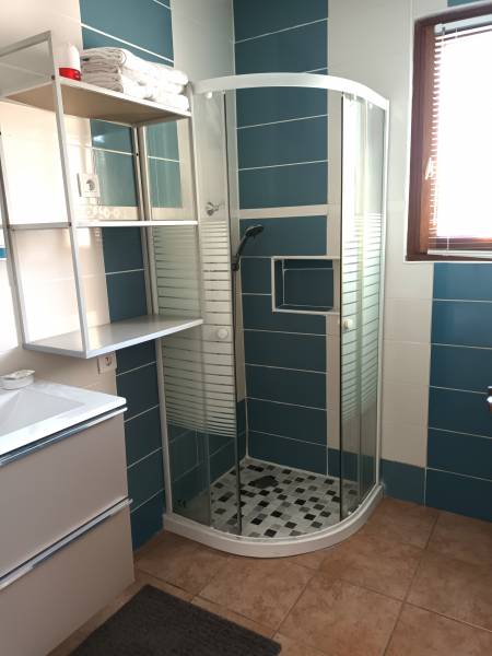 A louer agréable maison mitoyenne avec terrasses et jardin clôturé dans le quartier Nord de Lacanau-Océan