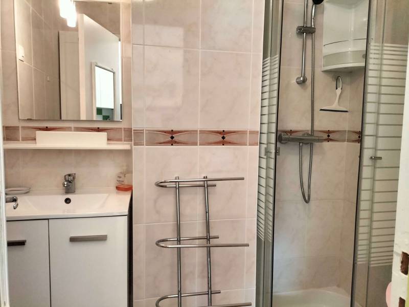 salle d'eau dans résidence au calme pinède