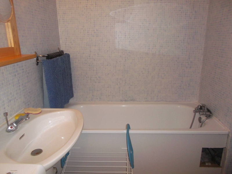 Salle de bains avec wc