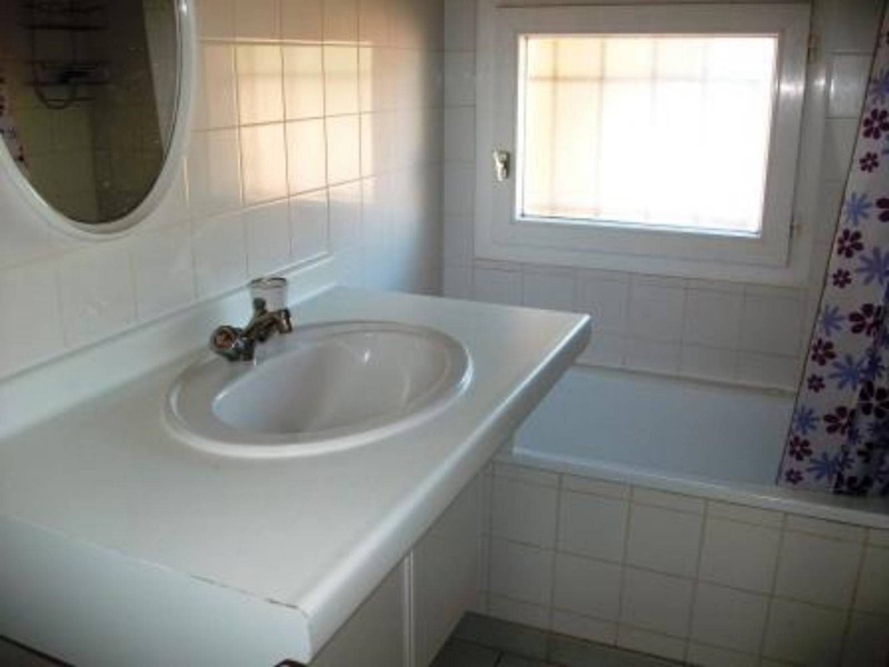Salle de bains avec wc