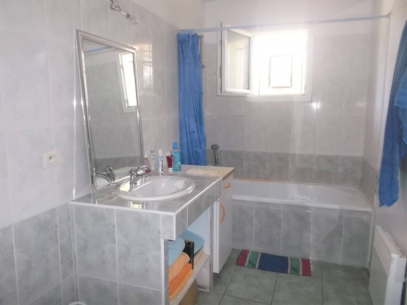 Salle de bains avec wc