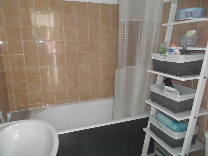 Salle de bains avec wc