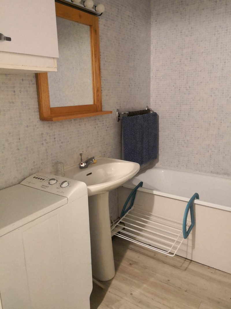 Salle de bains avec wc
