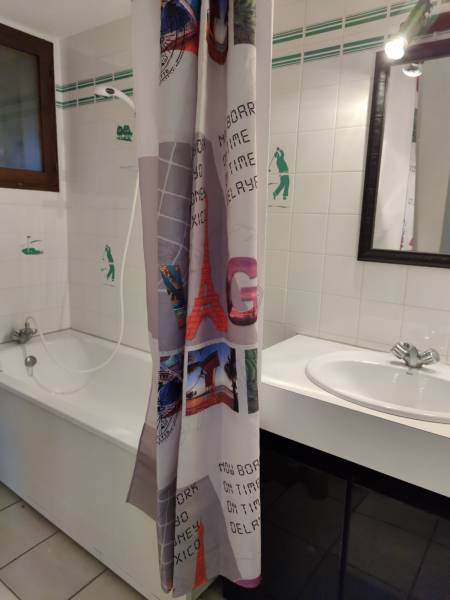 Salle de bains avec wc