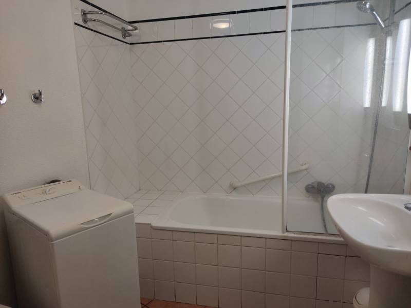 Salle de bains avec wc