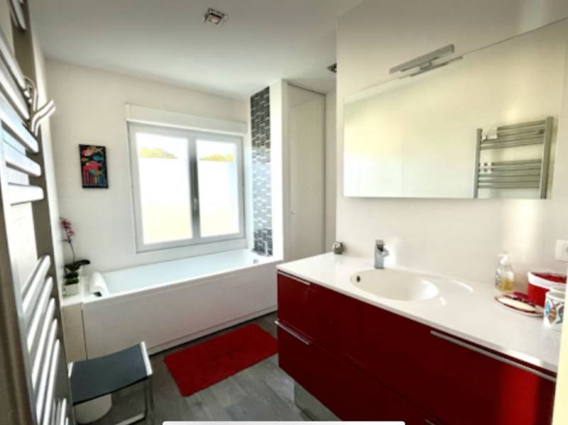 maison avec salle d'eau et salle de bains