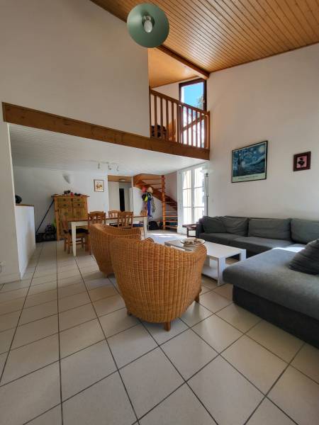 Belle villa à louer de type 5 avec terrasse surélevée située dans la pinède à Lacanau