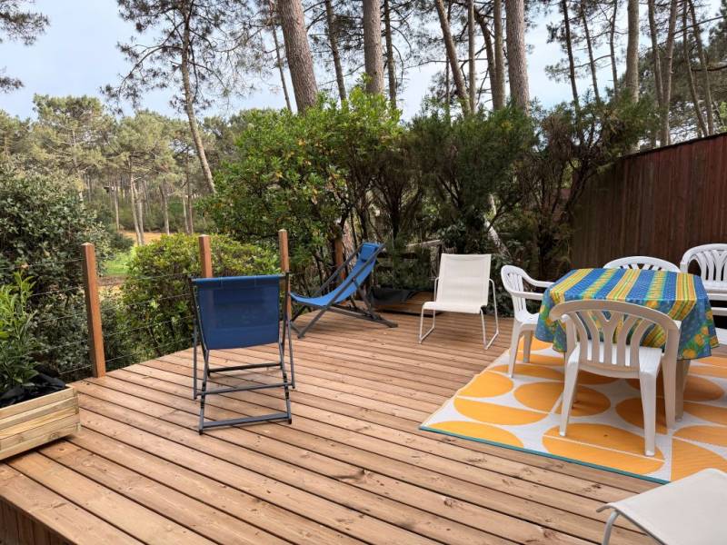 Pavillon à louer dans résidence de standing sur le Golf de Lacanau avec piscine collective et place de parking privative