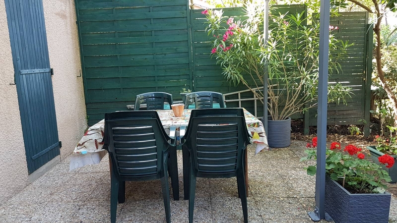 Terrasse devant le pavillon