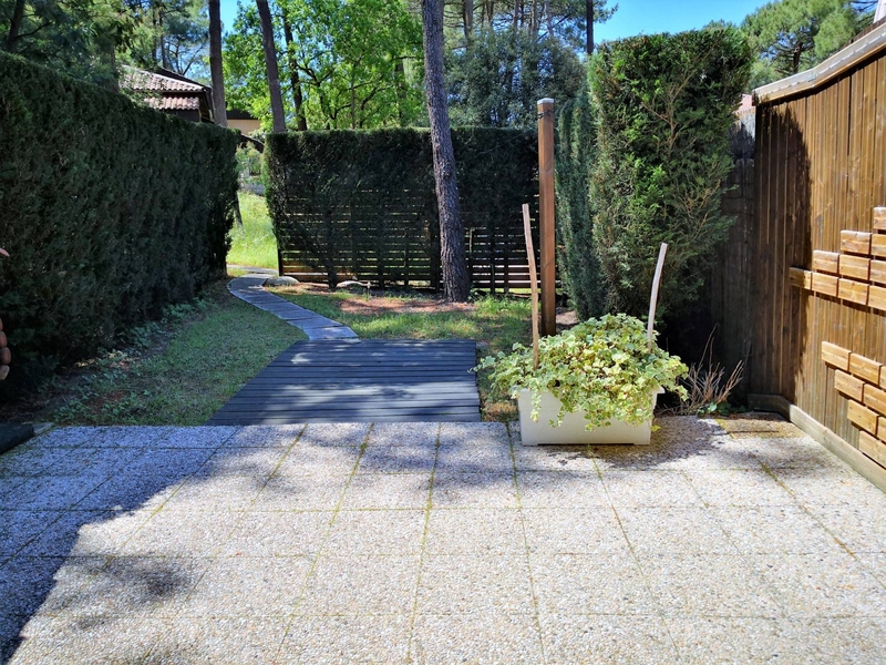 Terrasse avec jardinet clos
