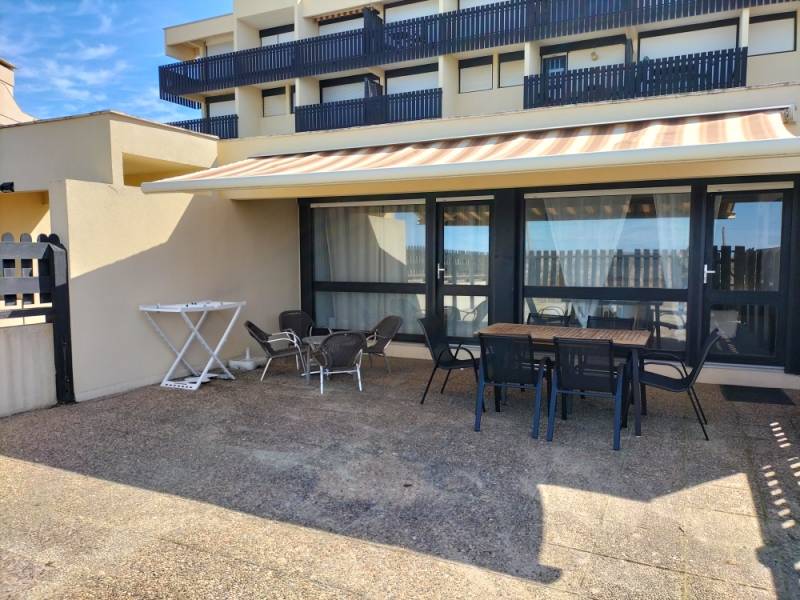 Agréable appartement entretenu avec soin avec sa belle terrasse ensoleillée en front de mer à Lacanau-Océan