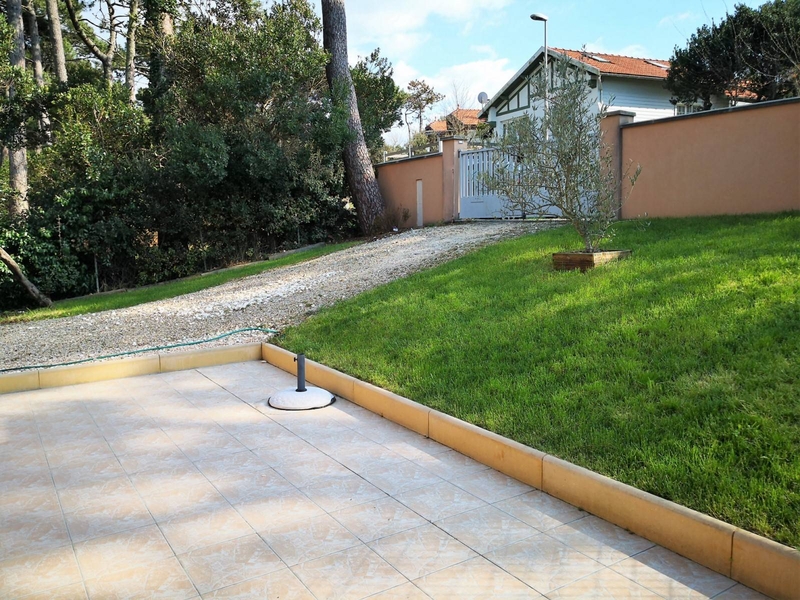 Agréable maison à louer avec jardinet et terrasse dans le centre de Lacanau-Océan