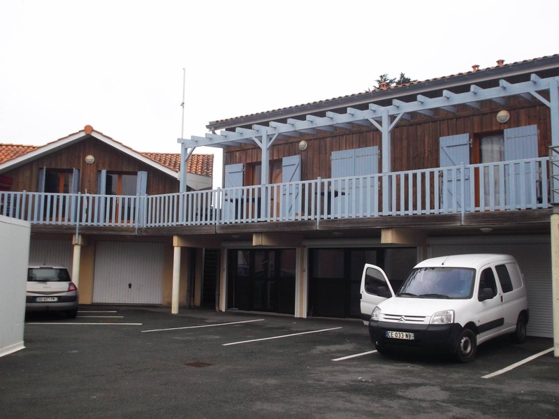 Ensemble immobilier élevé en R+1 au sein d'une petite copropriété avec enceinte sécurisée dans le centre de Lacanau-Océan