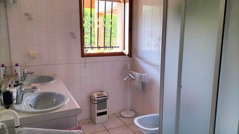 salle d'eau maison avec jardin